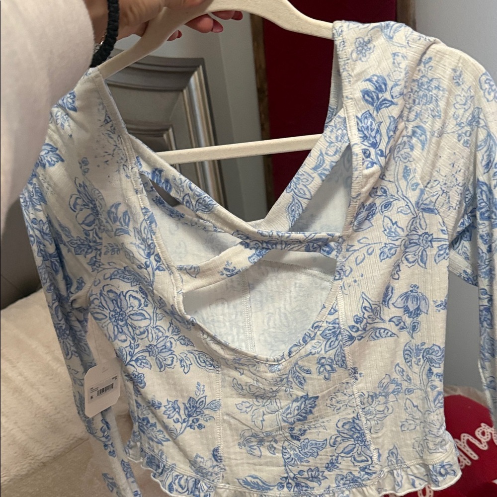 Blue Floral Long Sleeve Top - brand new with Tags!! Size Medium. - Picture 5 of 9